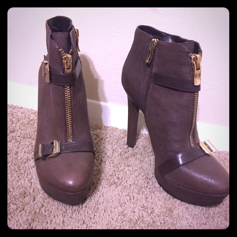 BCBG brown zipper boot